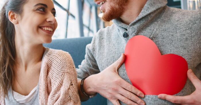 年上男性が見せる10個の脈ありサインと効果的なアプローチ