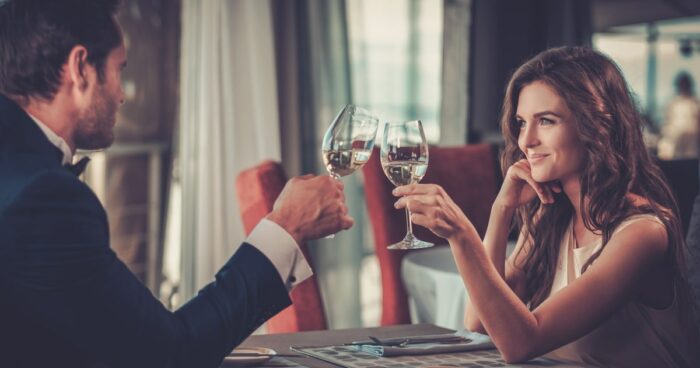 サシ飲みに誘う男女の心理は？