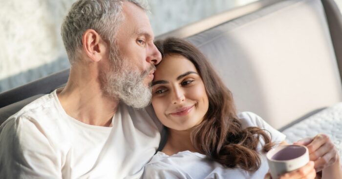 60代男性が好む女性のタイプは？出会いの場や恋愛成就のコツを解説