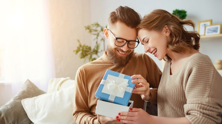 男性におすすめの誕生日プレゼント15選！年齢別の相場も紹介