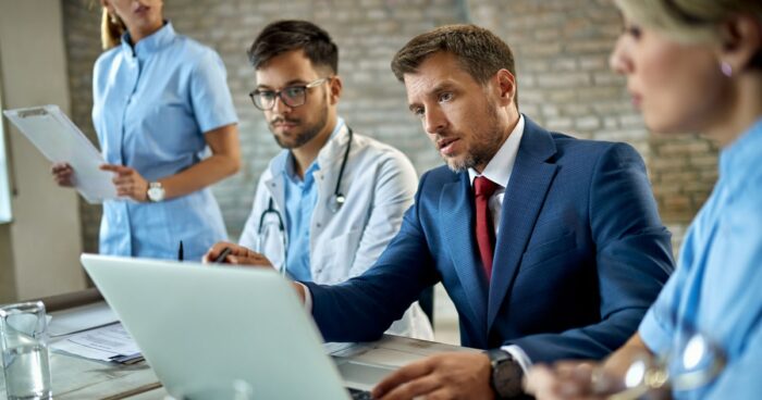 製薬会社の男性と出会うには？MRとの出会い方や恋愛事情を解説