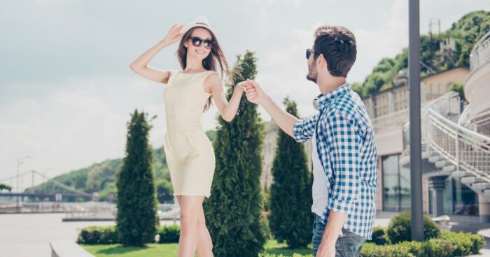 男性が女性をエスコートする方法11選