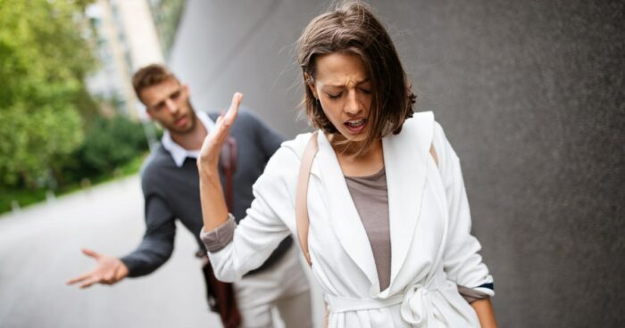 警戒心が強い女性を落とすには？特徴とNG行動を知って仲良くなるコツ