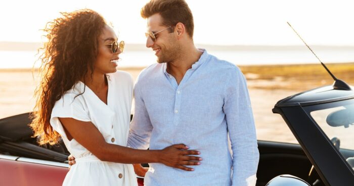 ボディタッチをする心理とは？男女200名に独自アンケート調査を実施