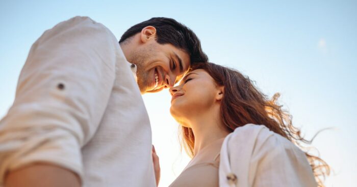 ボディタッチを嫌がらない男性は脈あり？独自調査からアリ・ナシの対応を紹介