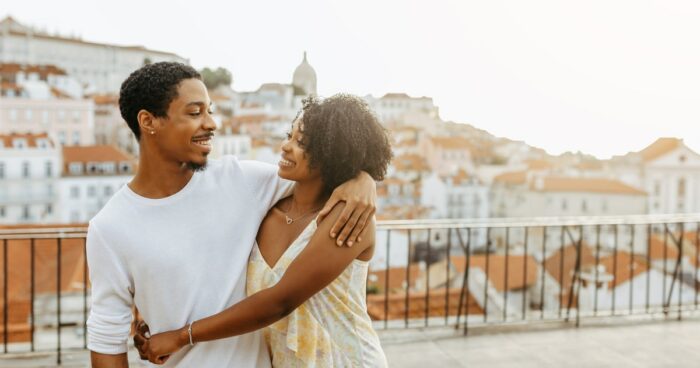 ボディタッチを嫌がらない女性はなぜ？対応別に女性の気持ちを調査