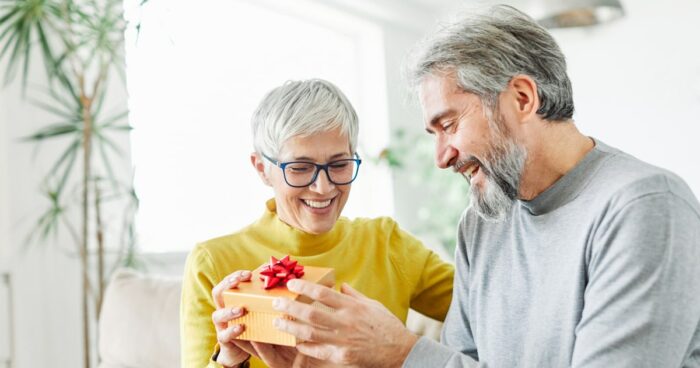 60代男性におすすめの誕生日プレゼントや選び方のポイントを紹介